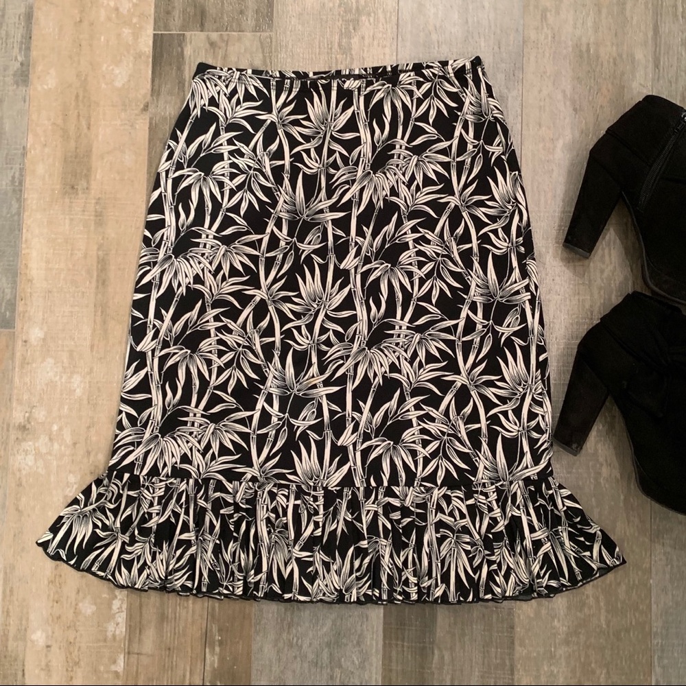 5/$25 📦 BCBG pencil skirt with pleated hem